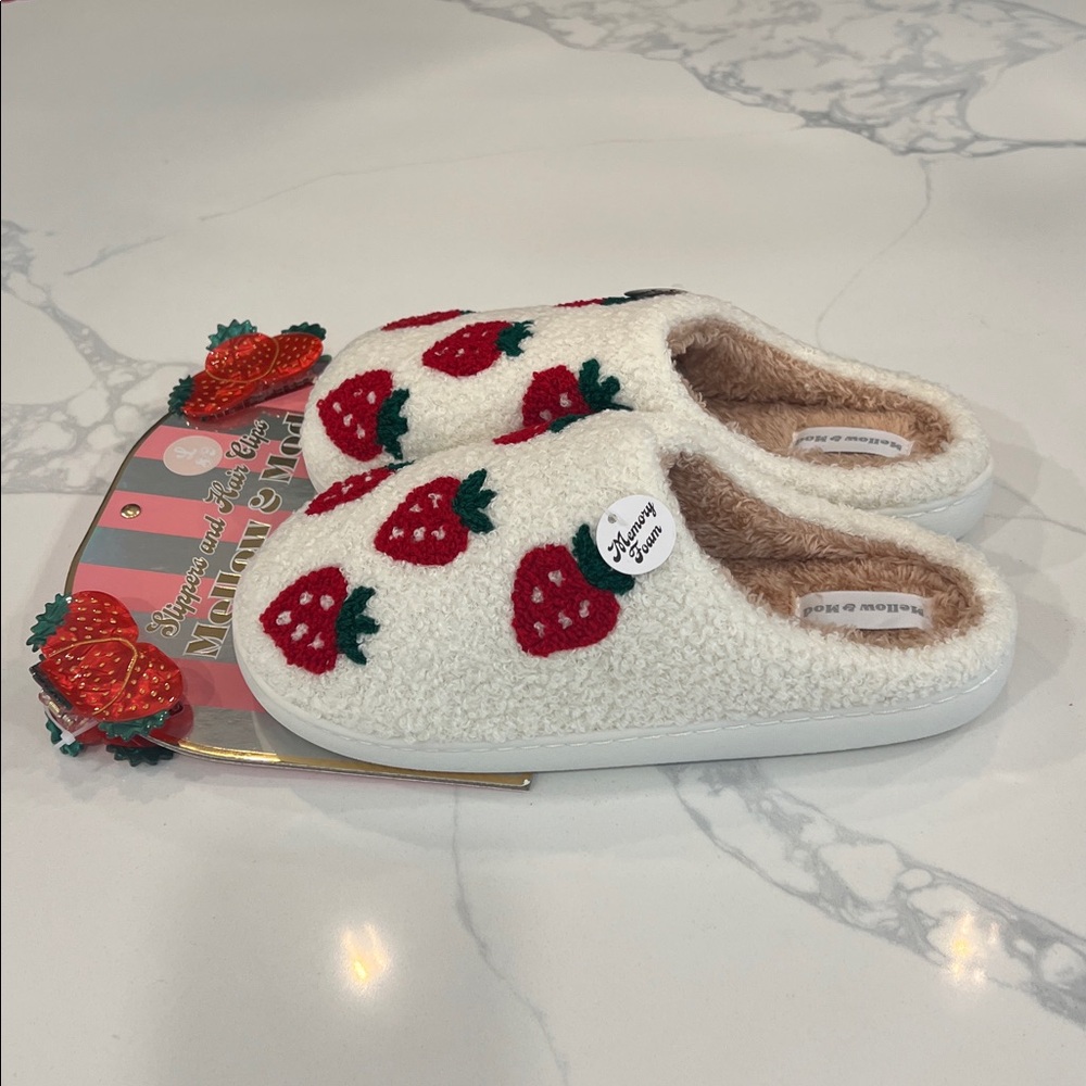 🍓🍓Slippers & Hair🍓Clips!! - Picture 7 of 12